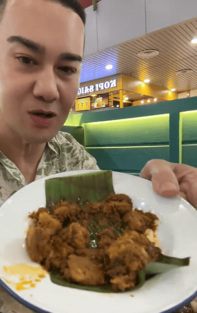 Chef Zam shows chicken rendang amount
