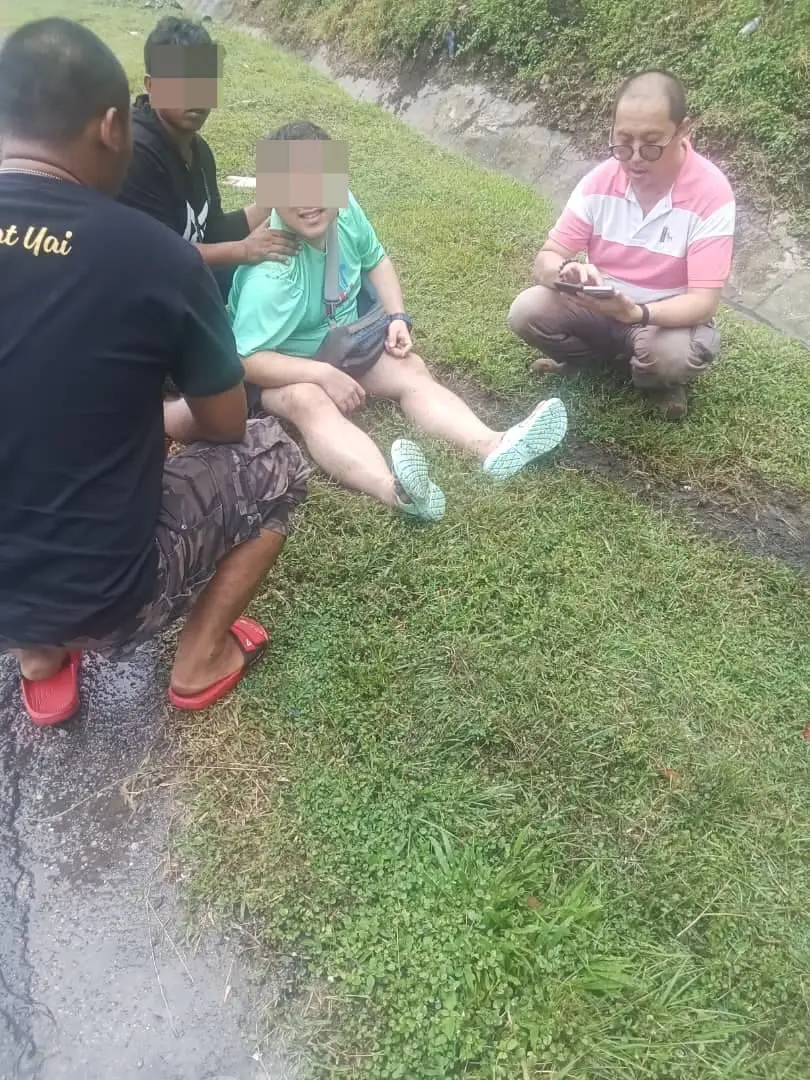 Chen Yongfu helping another driver