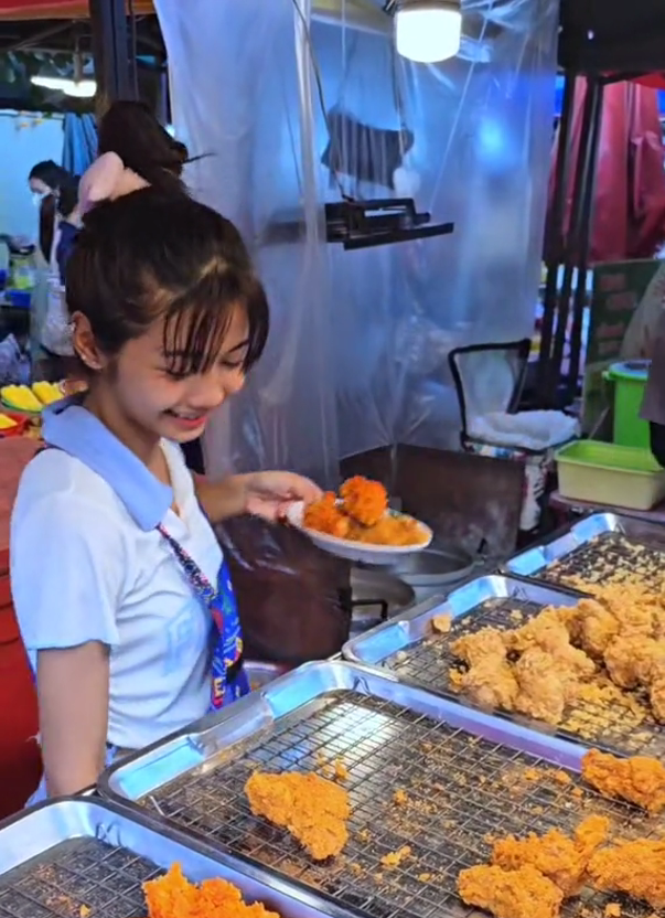 Chicken vendor that look like Lisa (1)