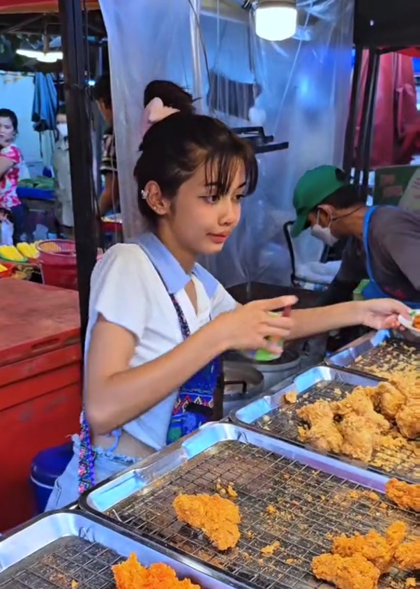 Chicken vendor that look like Lisa (4)