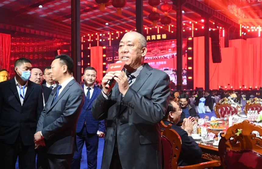 china company boss giving speech at their annual dinner