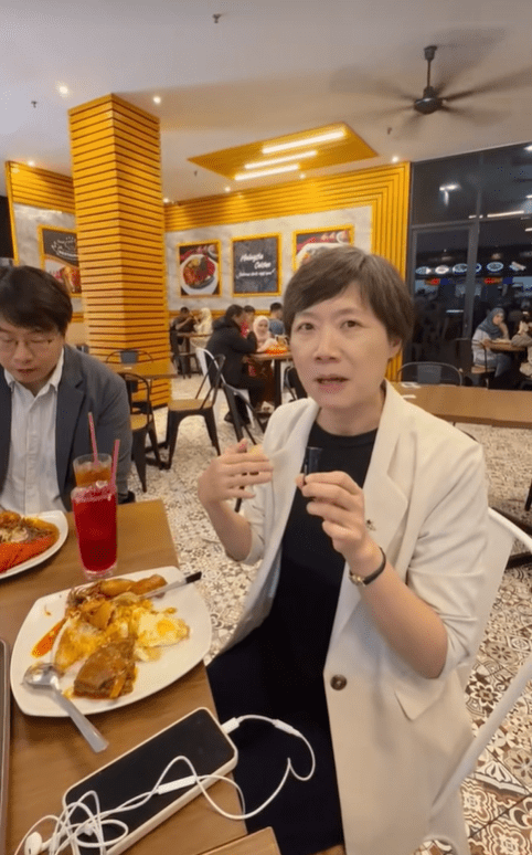 China journalist speaks Malay while eating nasi kandar