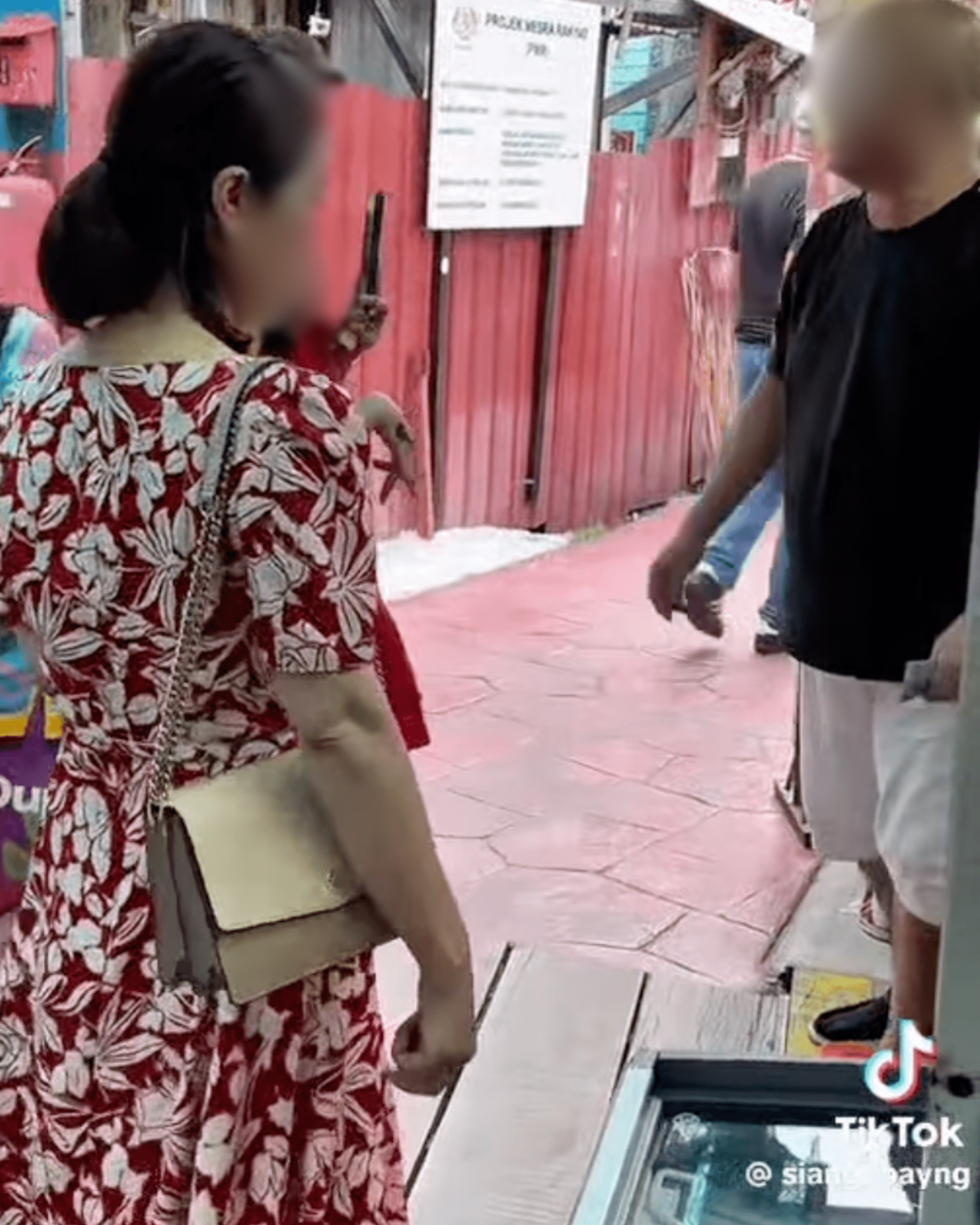 China tourists insult malaysian vendor penang 01