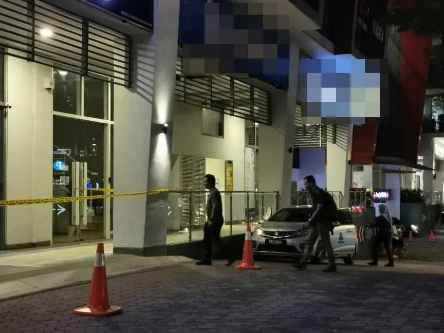 China woman stabbed restaurant shop