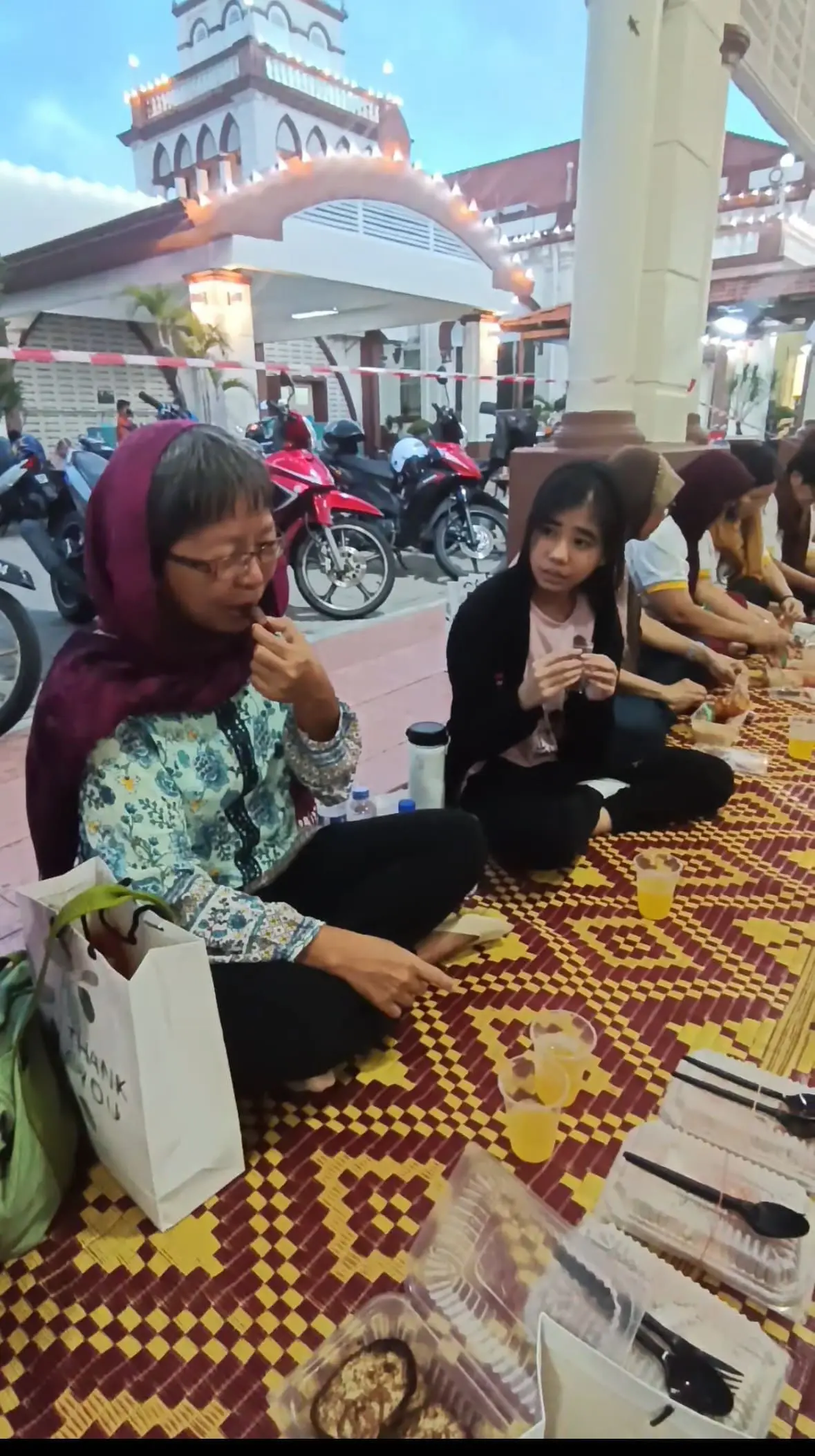 chinese community enjoying iftar at kelantan mosque