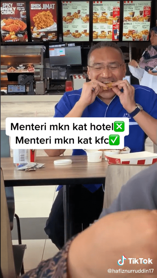 Hishamuddin Hussien eating KFC