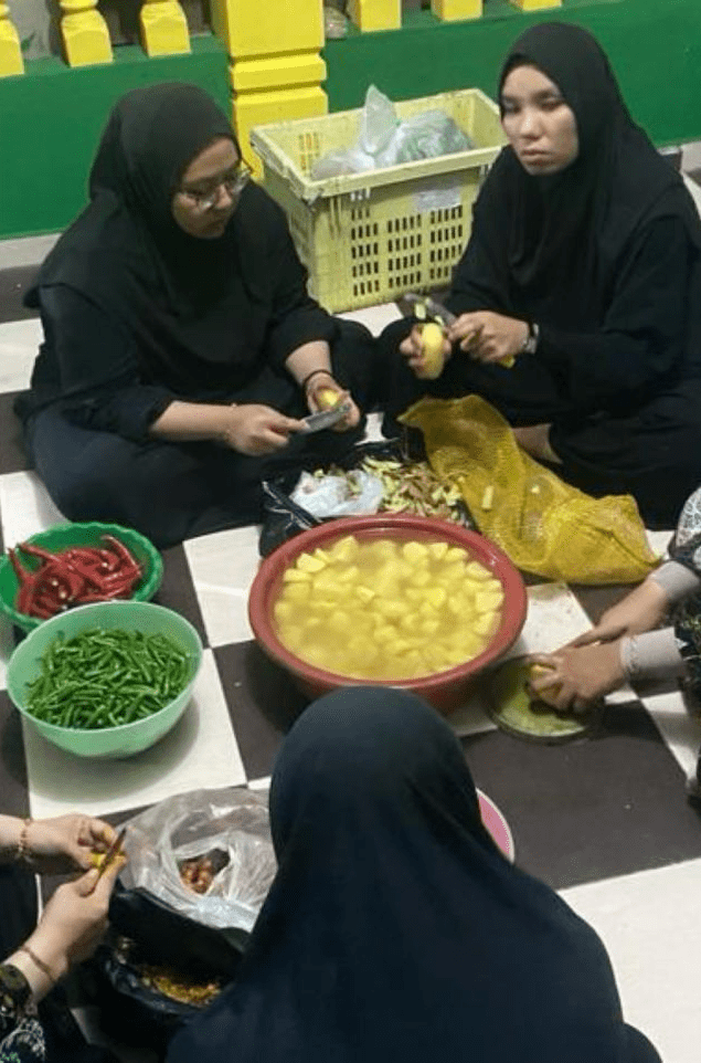 M'sian man preparing food for guests after caterer goes MIA