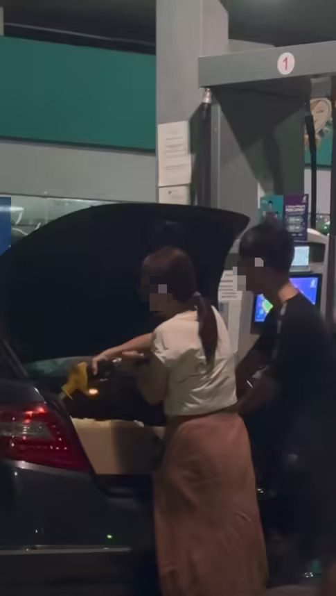 Couple pump 71L of RON95 petrol (1)