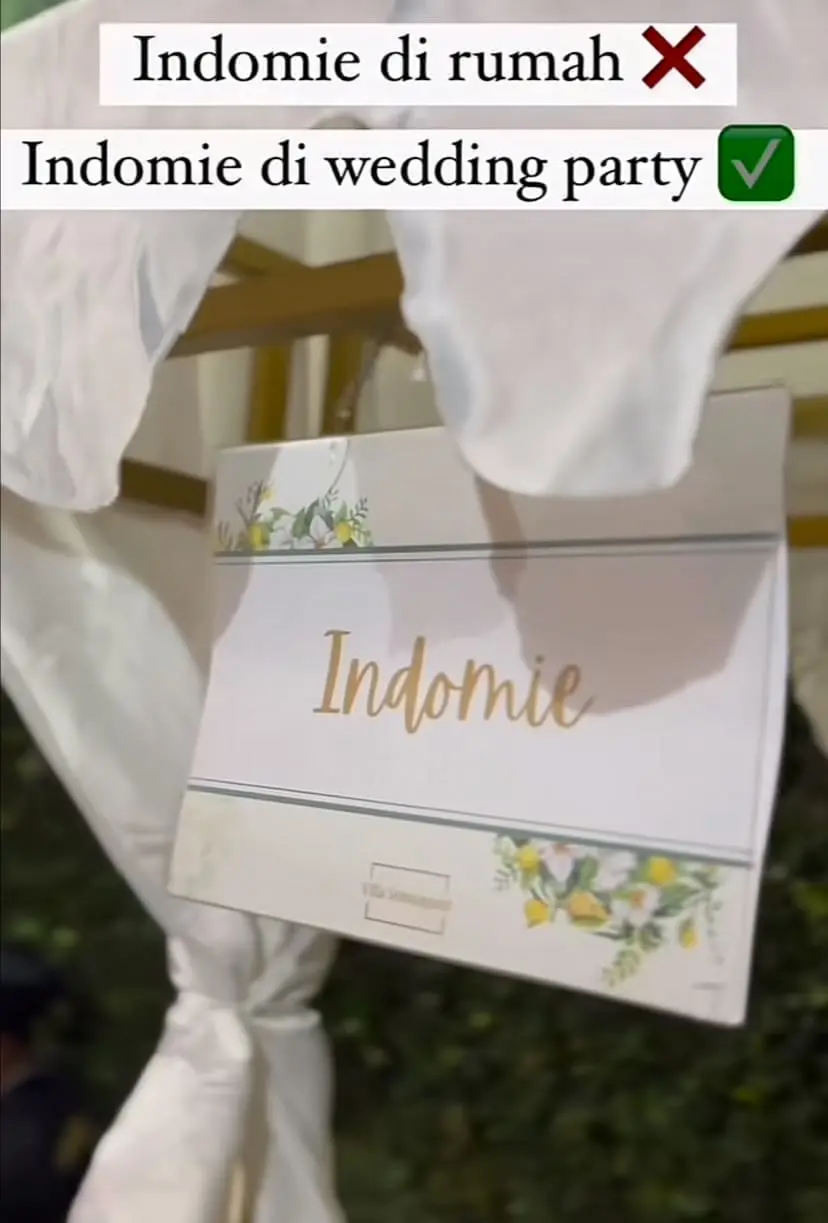 Couple Serves Instant Noodles To Guests At Their Wedding