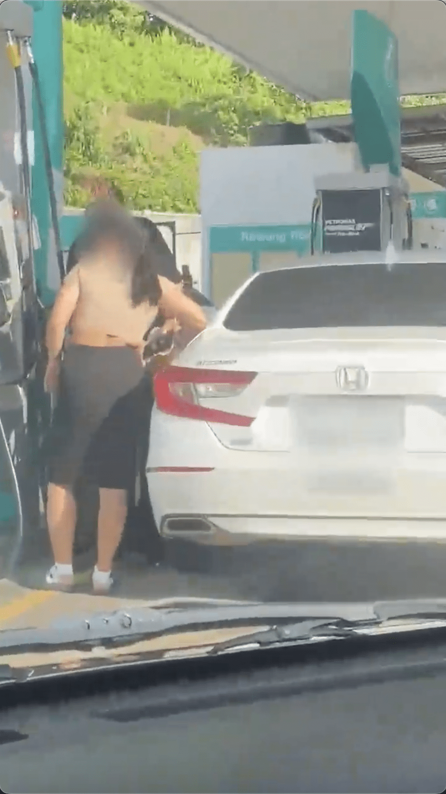 Couple with Thai registered car pumping Ron95 petrol