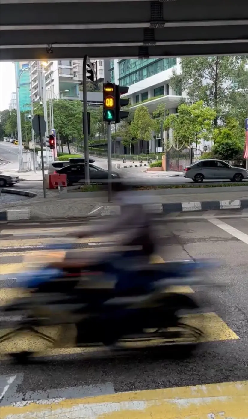 M’sian Infuriated By Cars Refusing To Stop At Pedestrian Crossing Near KLCC