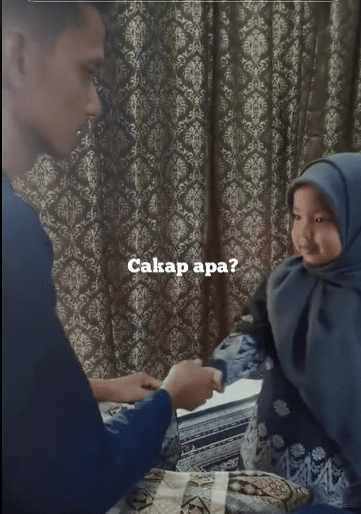 Dad teaching her daughter to say Sorry during Raya