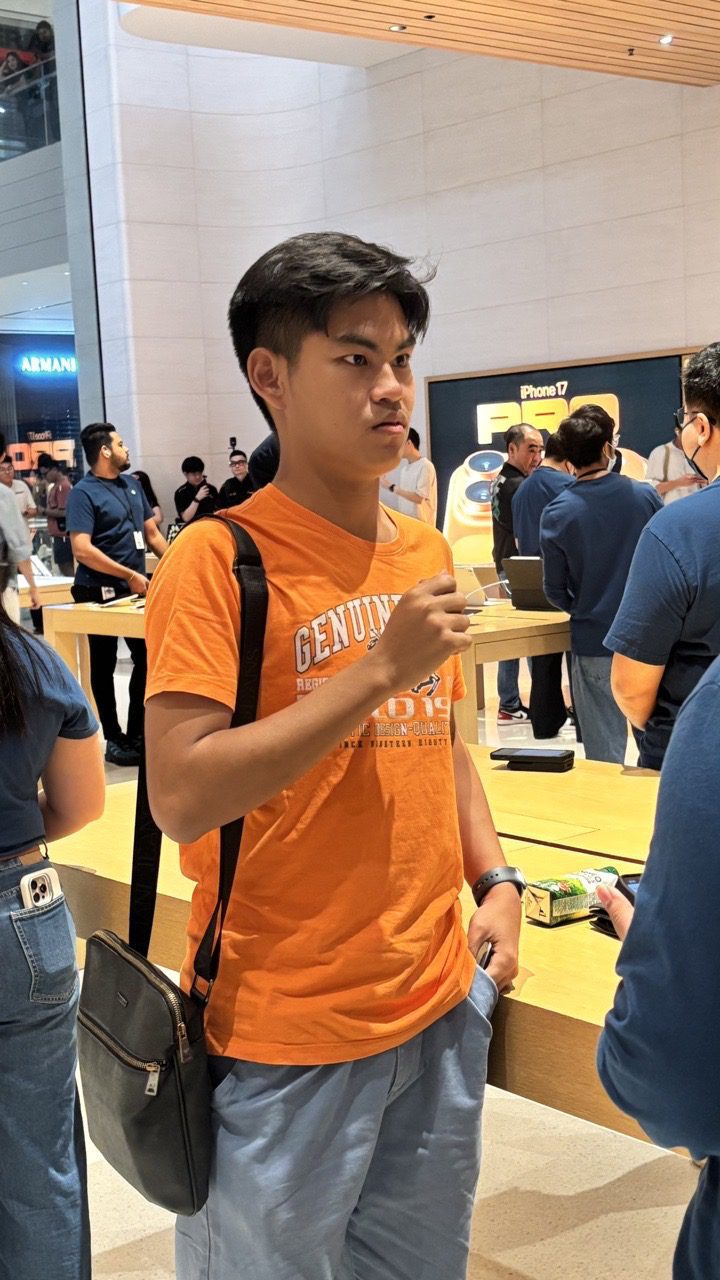 Queue At Apple Store TRX