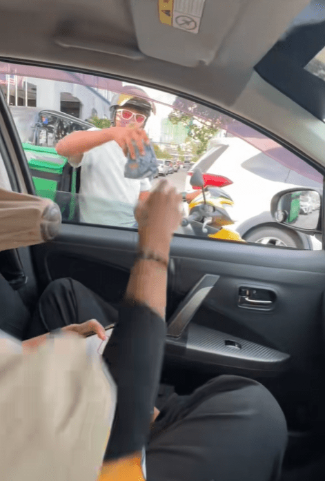 Delivery food to car in traffic jam Screenshot 2025-03-19 114735
