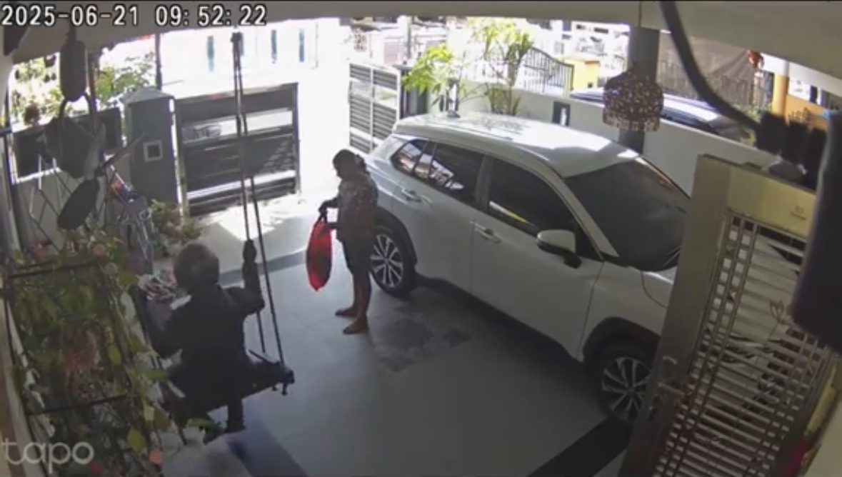 delivery rider plays on swing scene