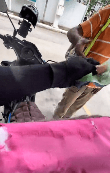 Delivery rider share moment of kindness (2)