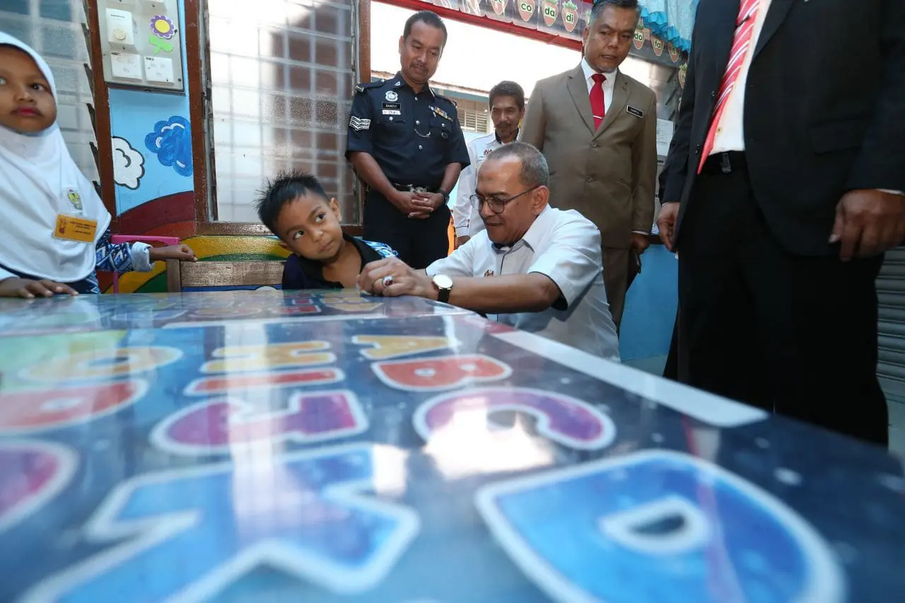 Director of Education for Kelantan, Datuk Mohd. Zamri Abdul Aziz having a session to persuade student back to school.