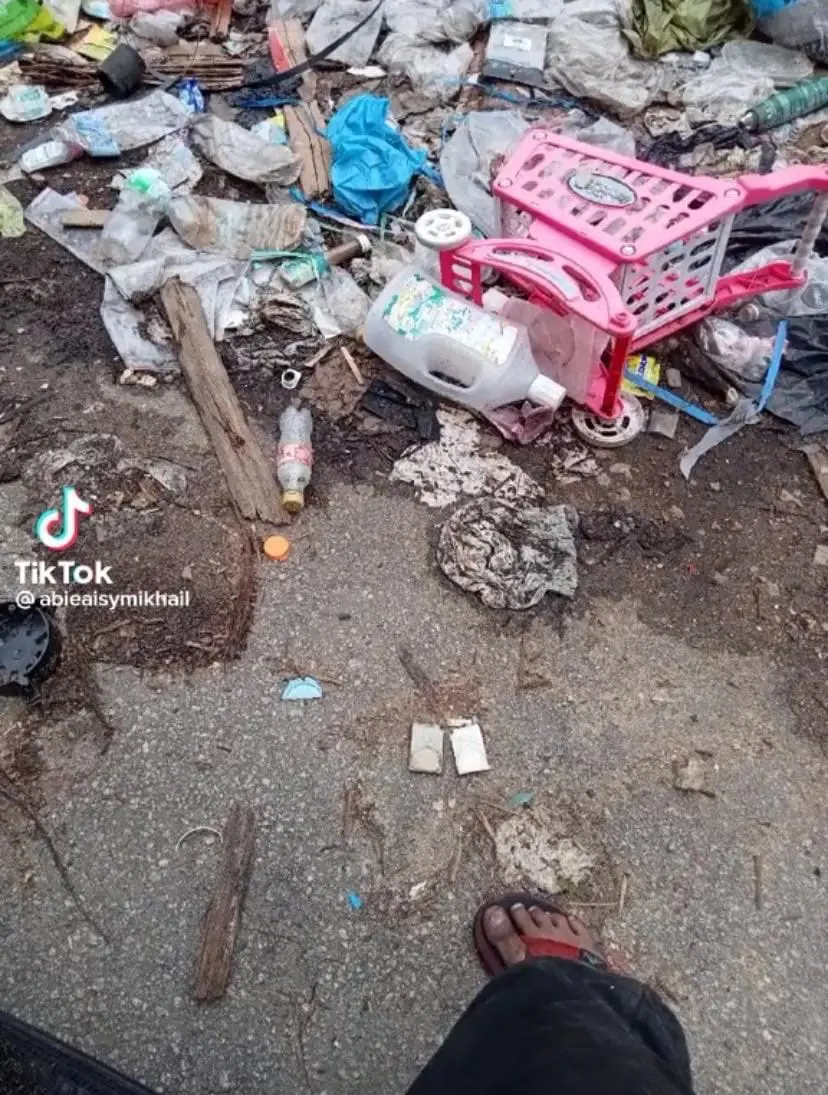 "As Long As My Children Are Happy"- M'sian Father Proudly Collects Toys From Dumps For His Children