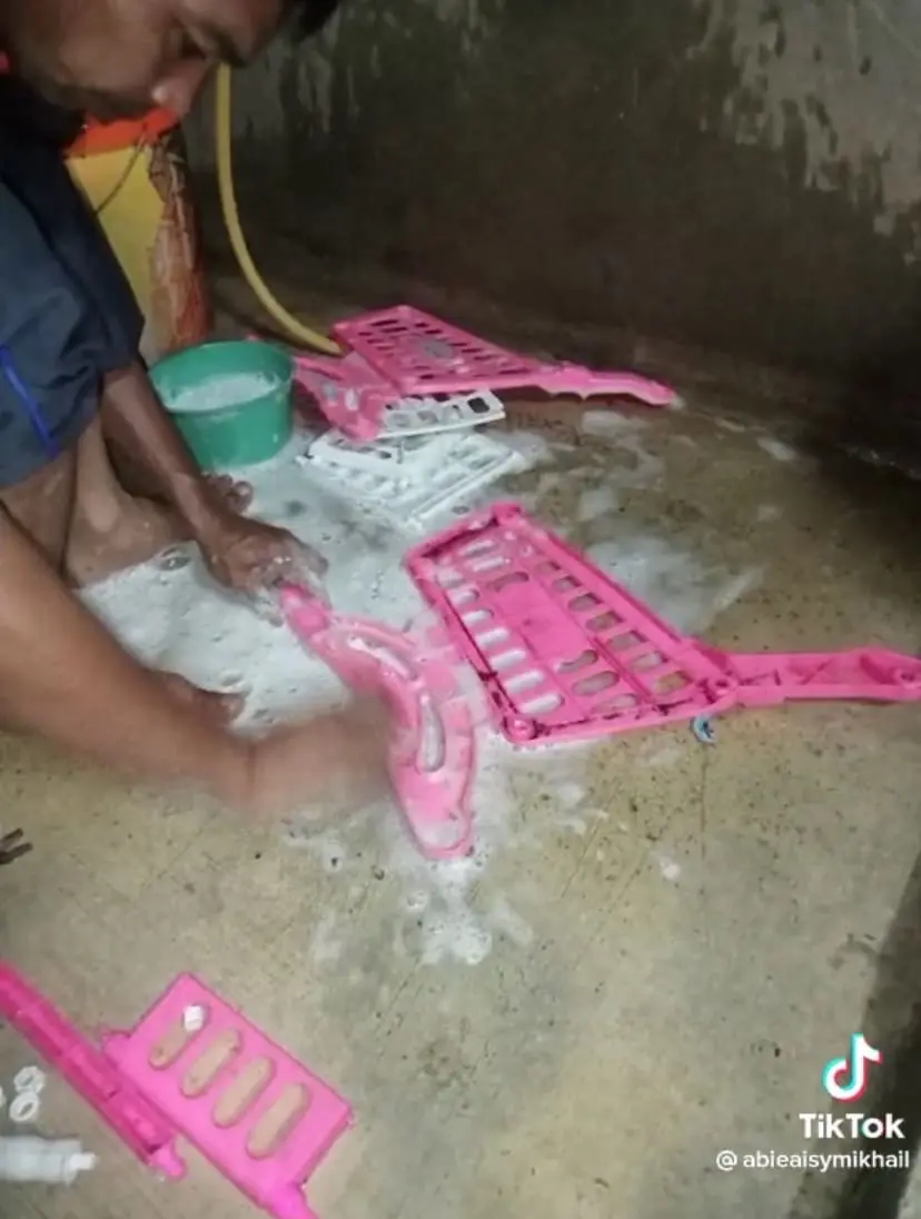 "As Long As My Children Are Happy"- M'sian Father Proudly Collects Toys From Dumps For His Children