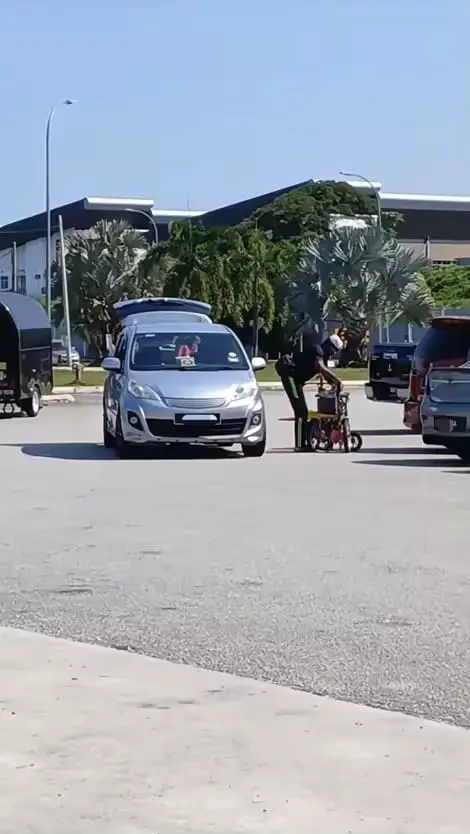 'Disabled' rendang seller packing his wheelchair