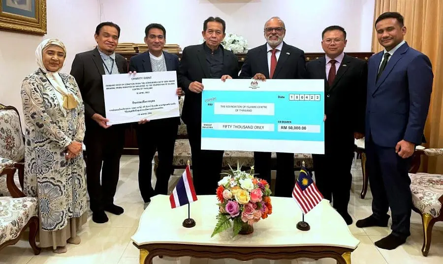 Datuks and Datin join hand to donate to certain body and organisations.