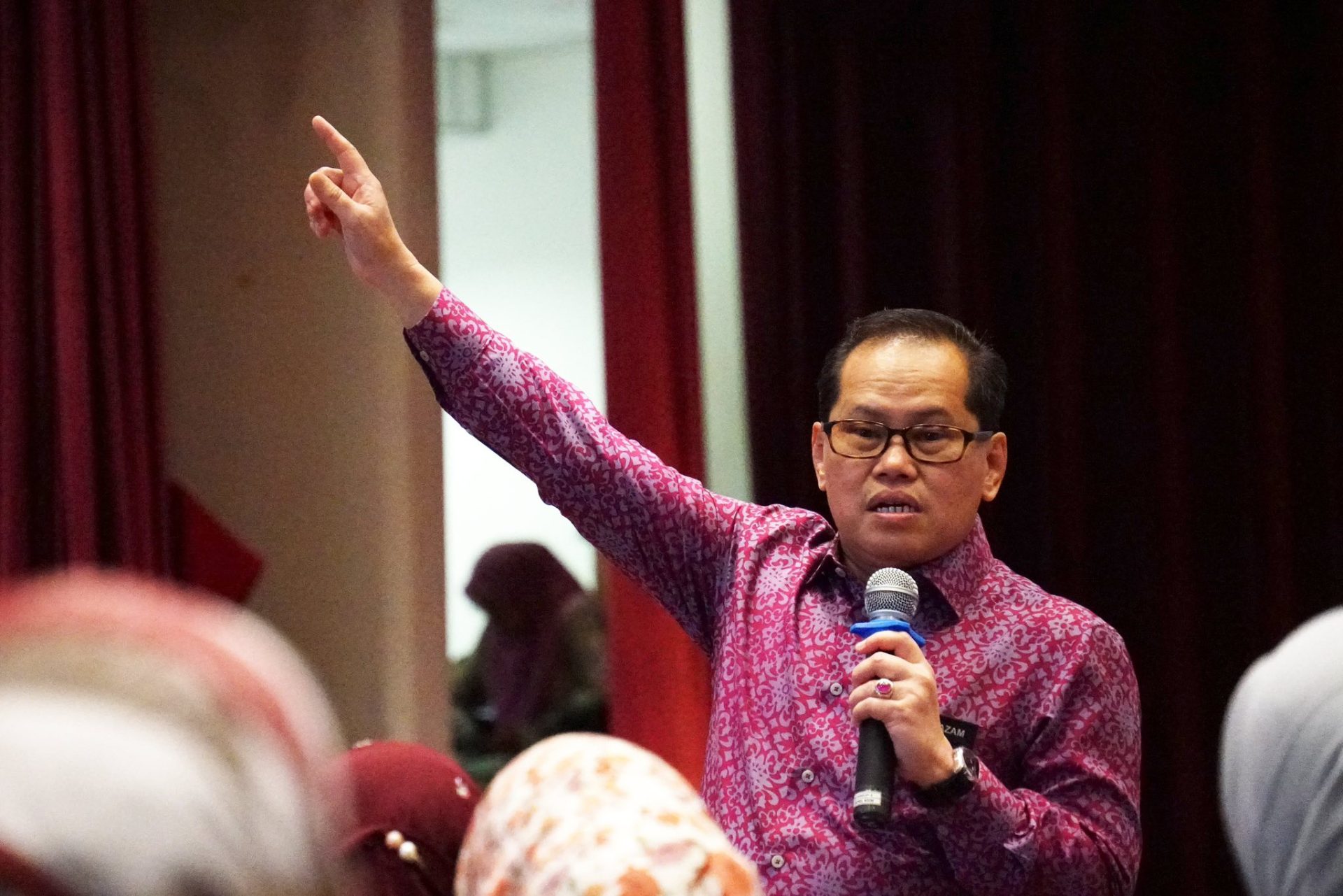 Dr Mohd Azam Ahmad giving speech