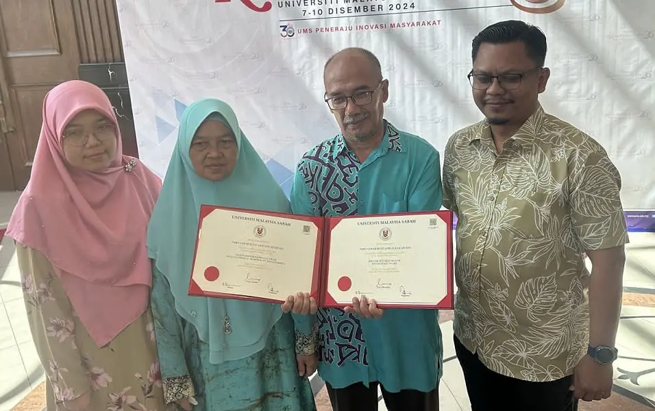 Dr Nornazirah's family at convocation ceremony
