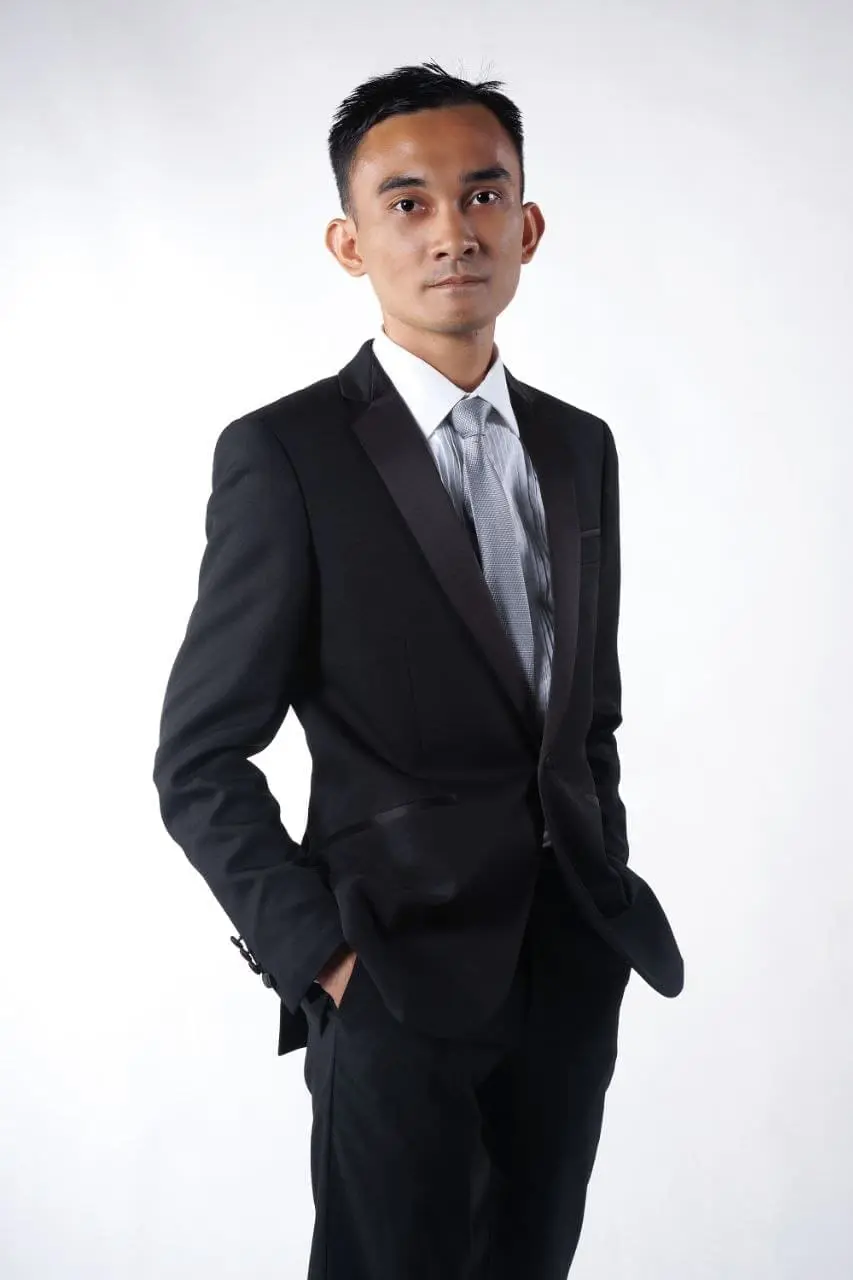 Dr Sirhajwan Idek in suits 