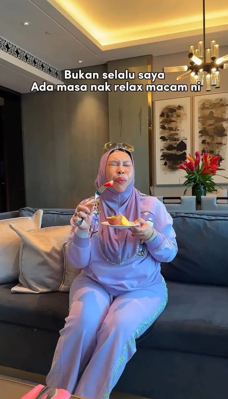 dsv eating strawberries