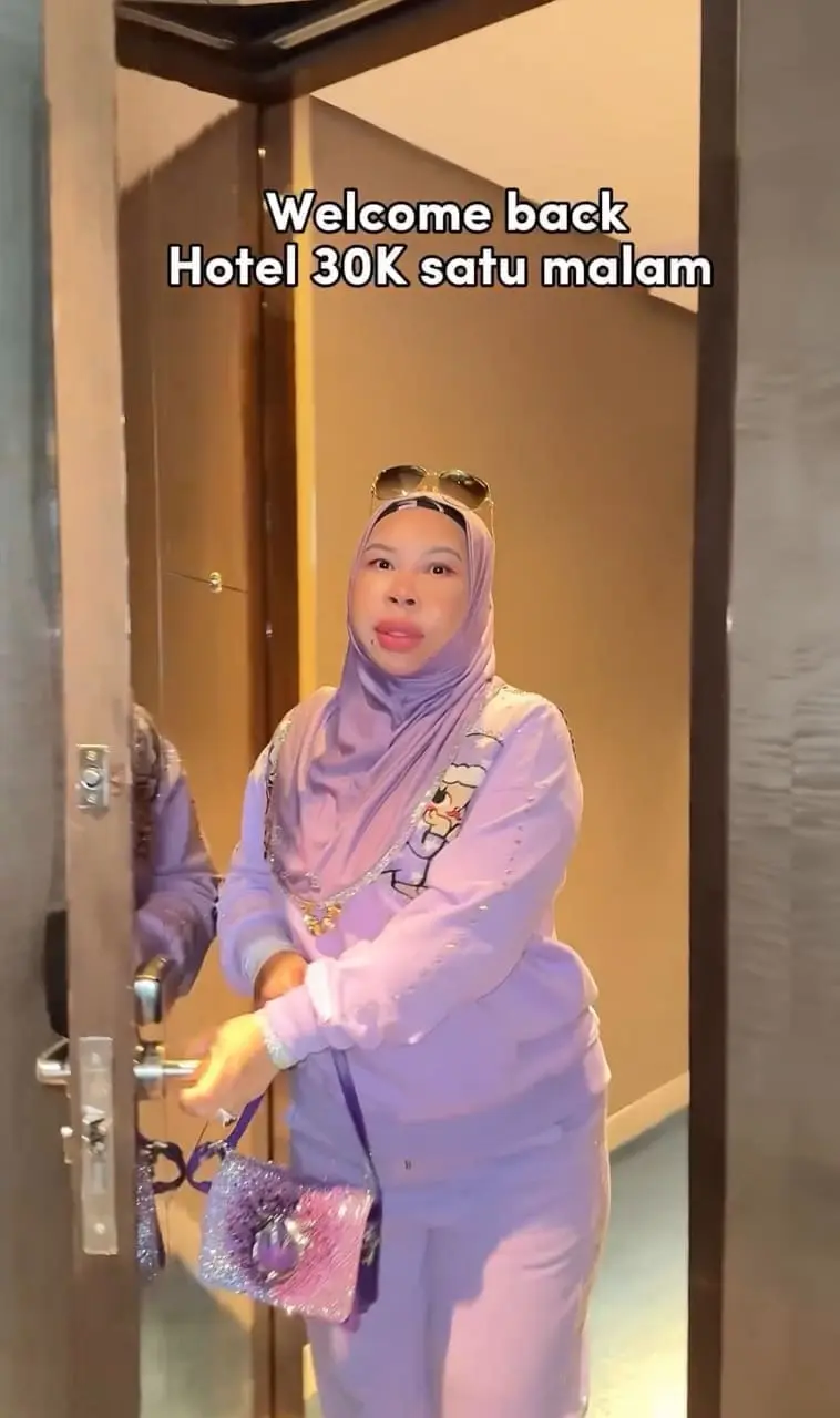 dsv opening a hotel door