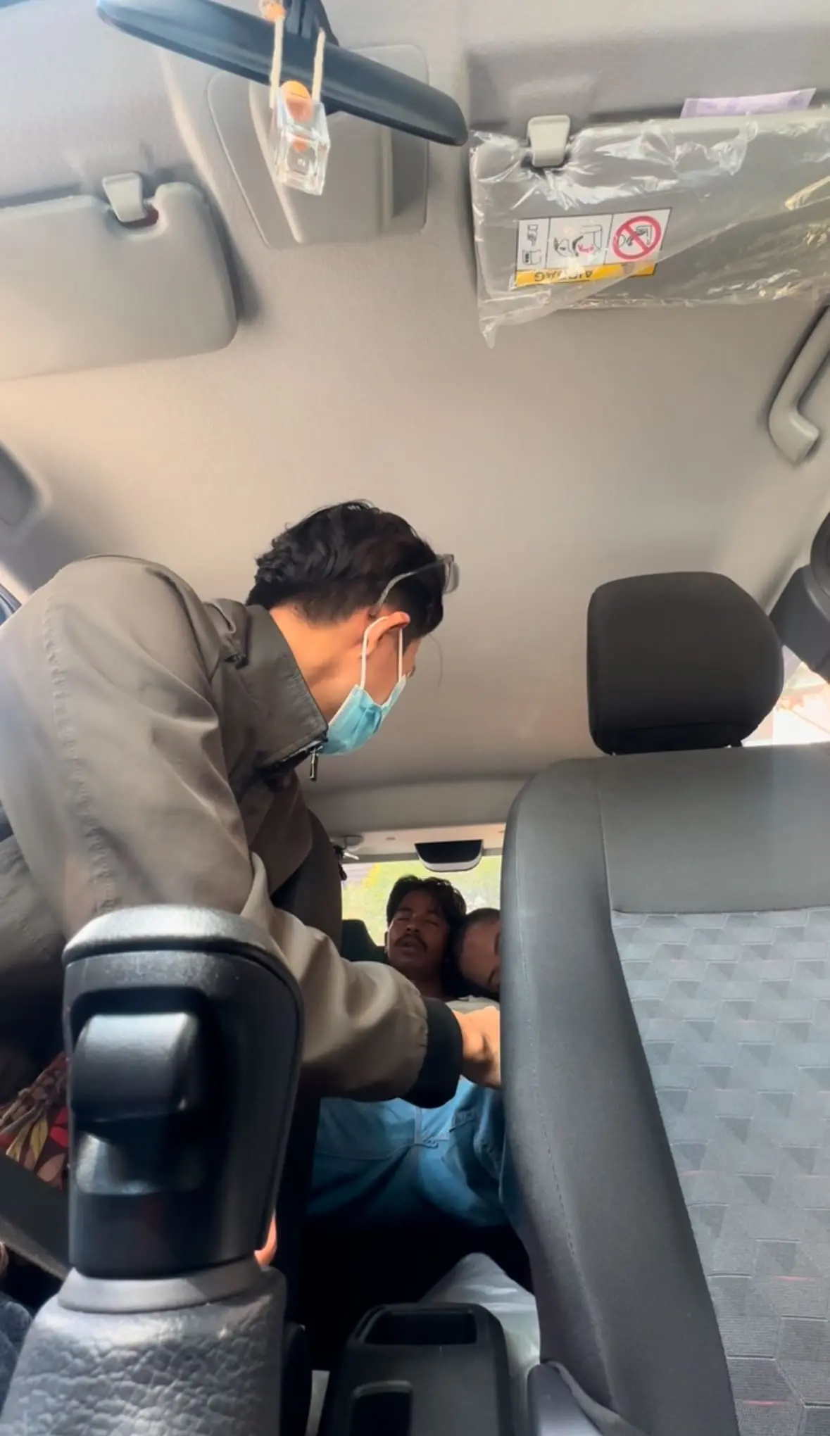 e-hailing driver wakes up sleeping passenger
