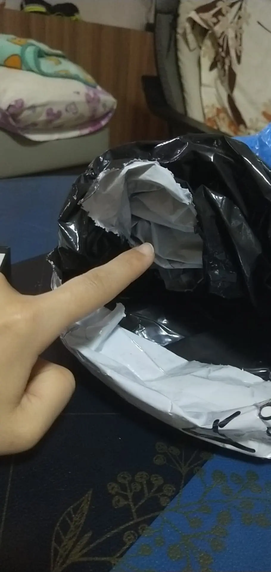 S'porean Woman Who Purchased An iPhone Loses RM5.2k After Receiving An Empty Box From Speedpost Courier