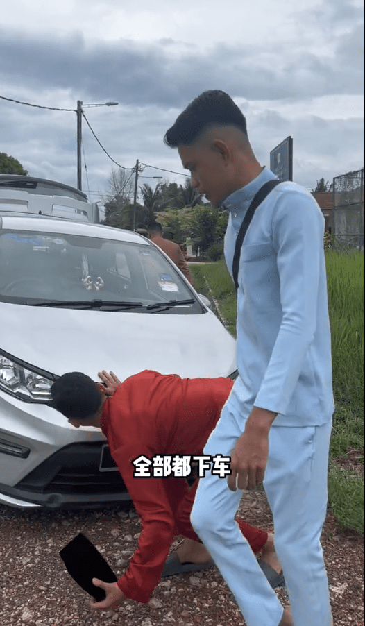 Everyone stopped to help