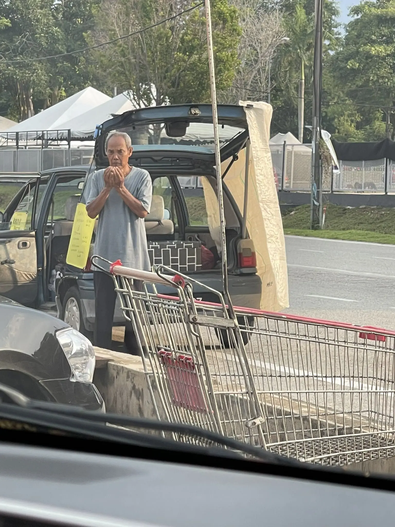 Kind M’sian Uncle Prays For Every Customer Who Purchases Kuih From Him 