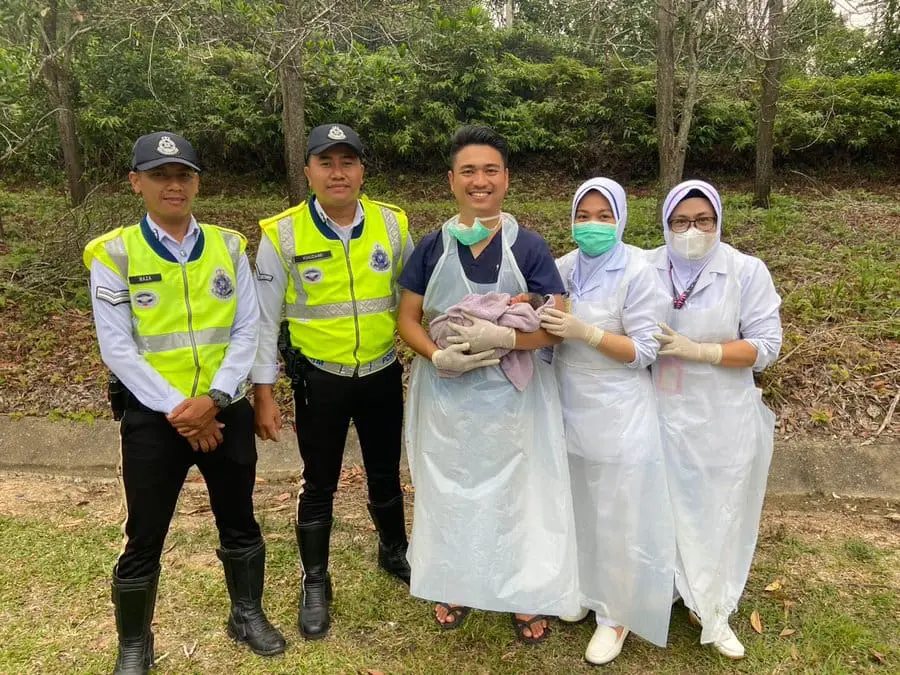 Msian doctor, nurses and traffic polices along with the newly born baby 