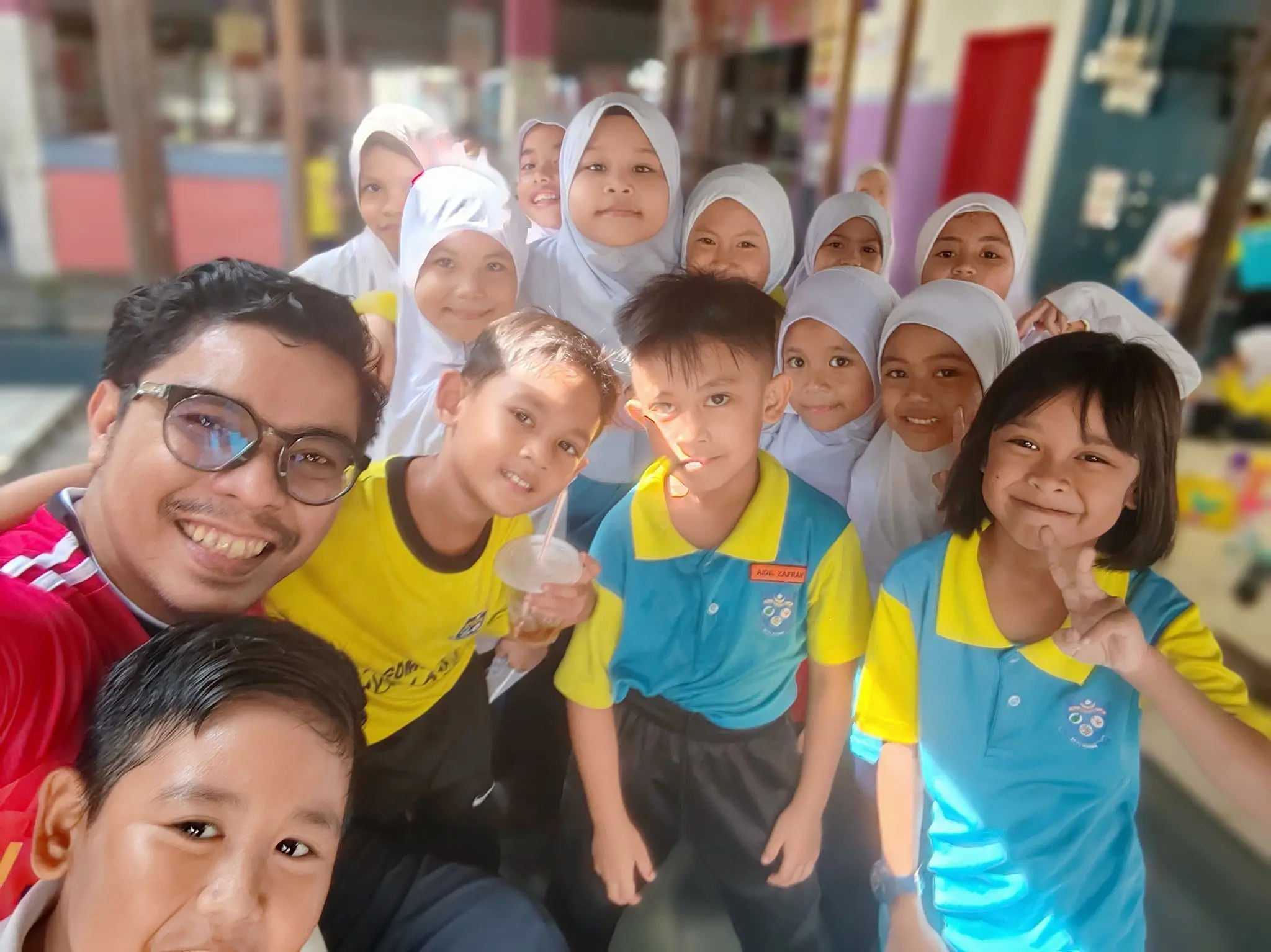 M'sian teacher Mohd Fadli Salleh posing with students