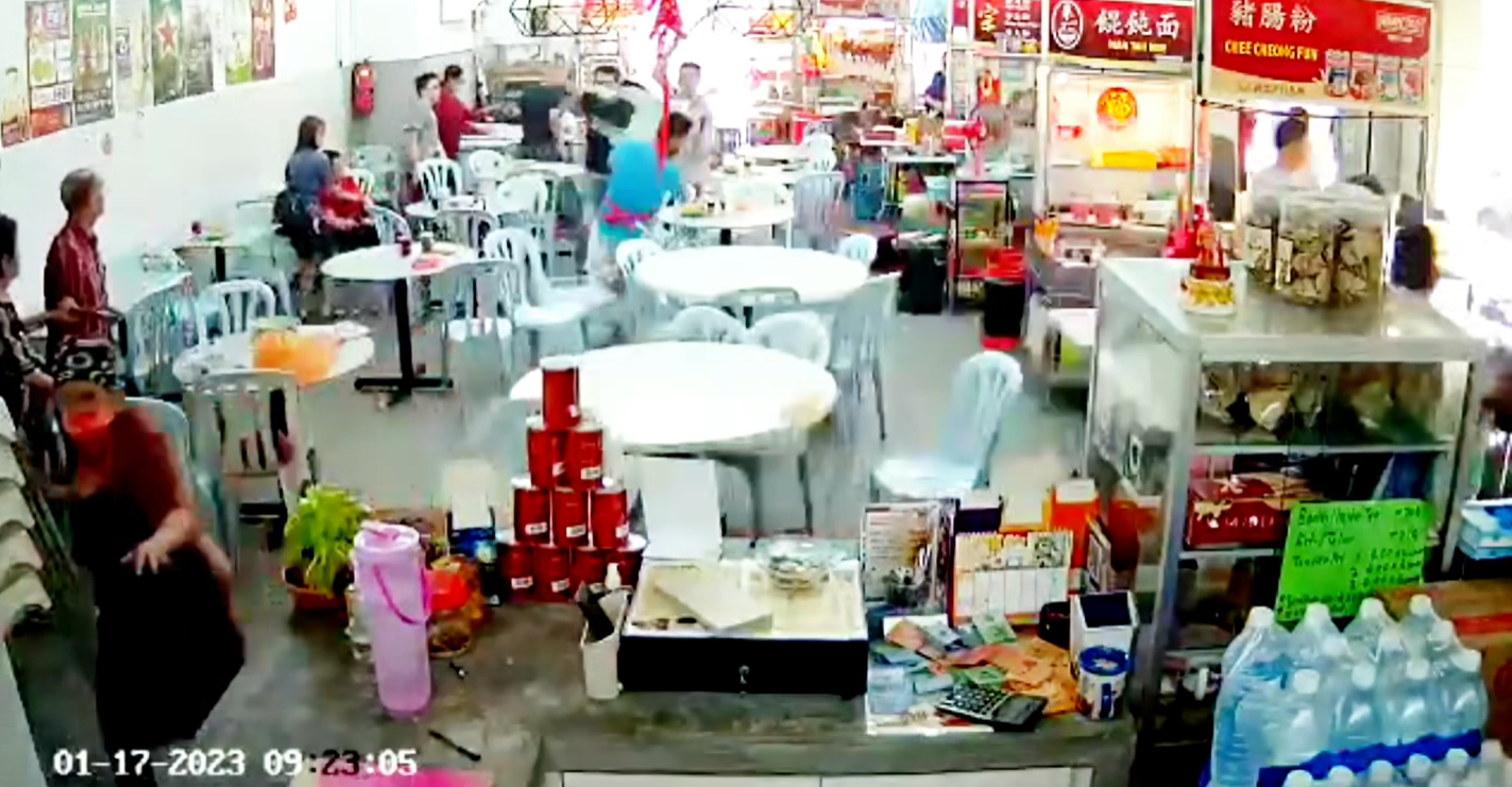 Men slash male hawker with parang