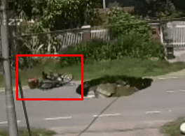 Motorcyclist almost fell into the sinkhole
