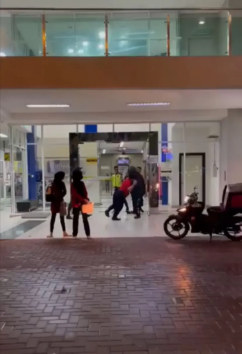 Food Delivery Rider Gets Beaten Up By Security Guards, CCTV Shows He Started The Fight First