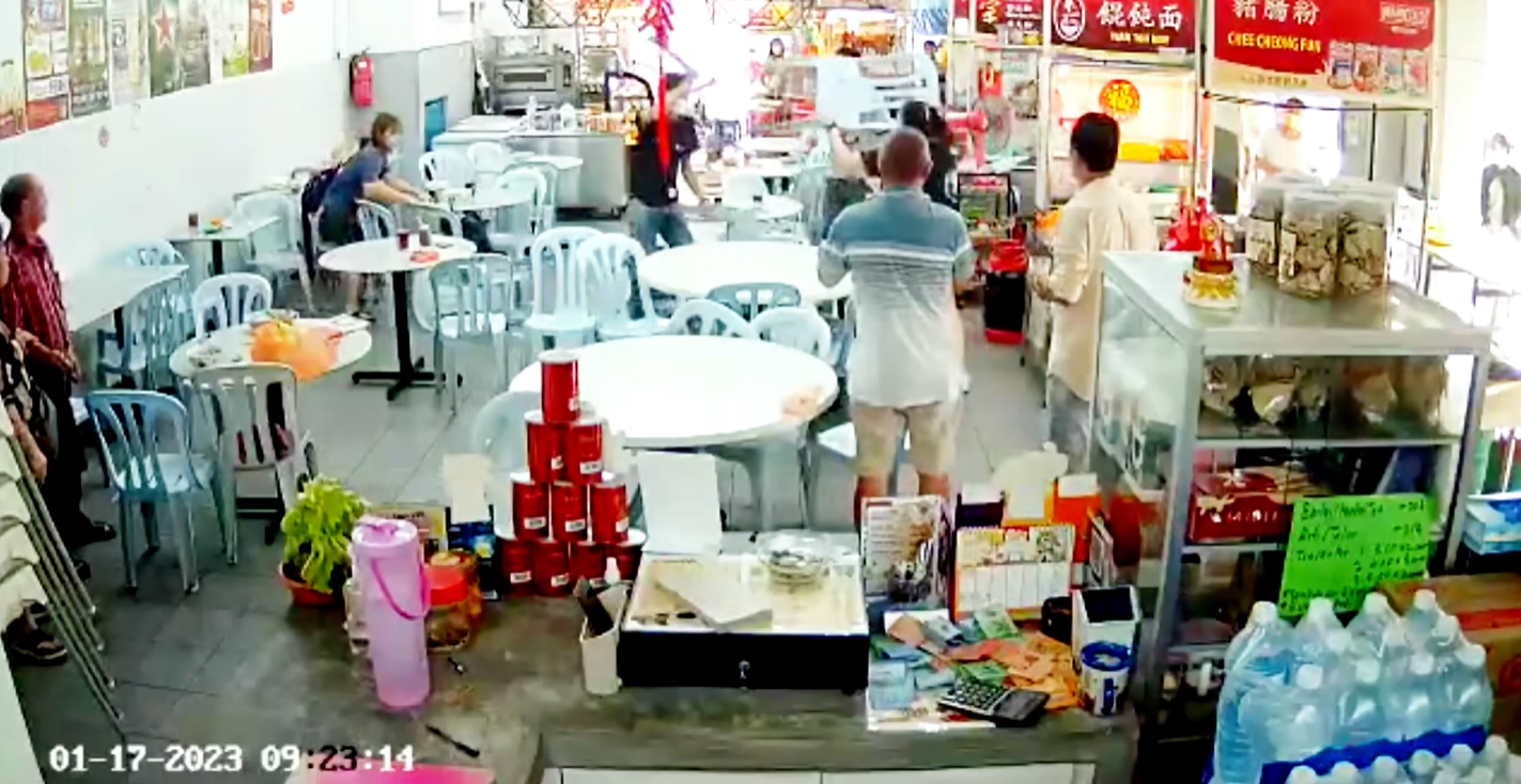Female hawker fights parang-wielding men with plastic chair
