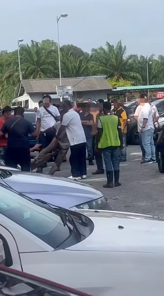 Fight over KLIA parking spot (2)