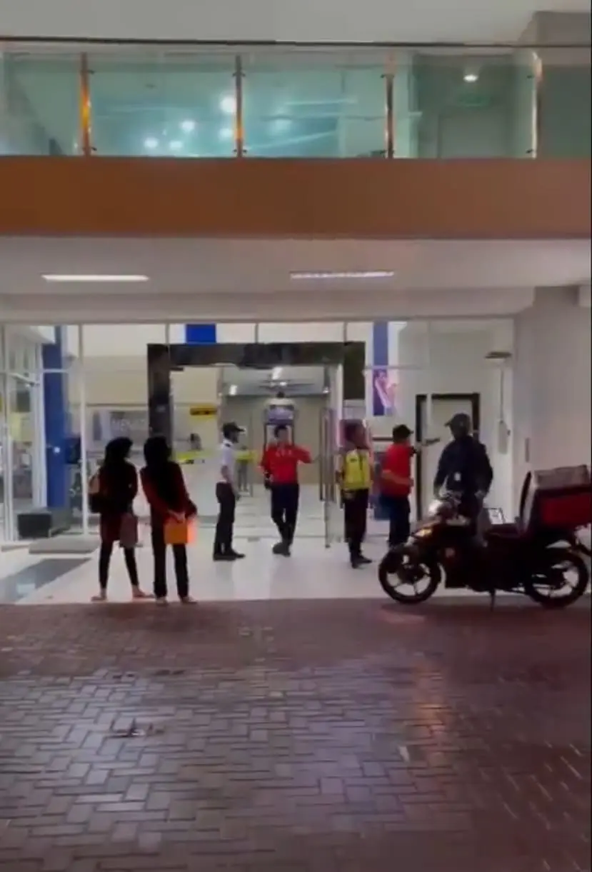 Food Delivery Rider Gets Beaten Up By Security Guards, CCTV Shows He Started The Fight First