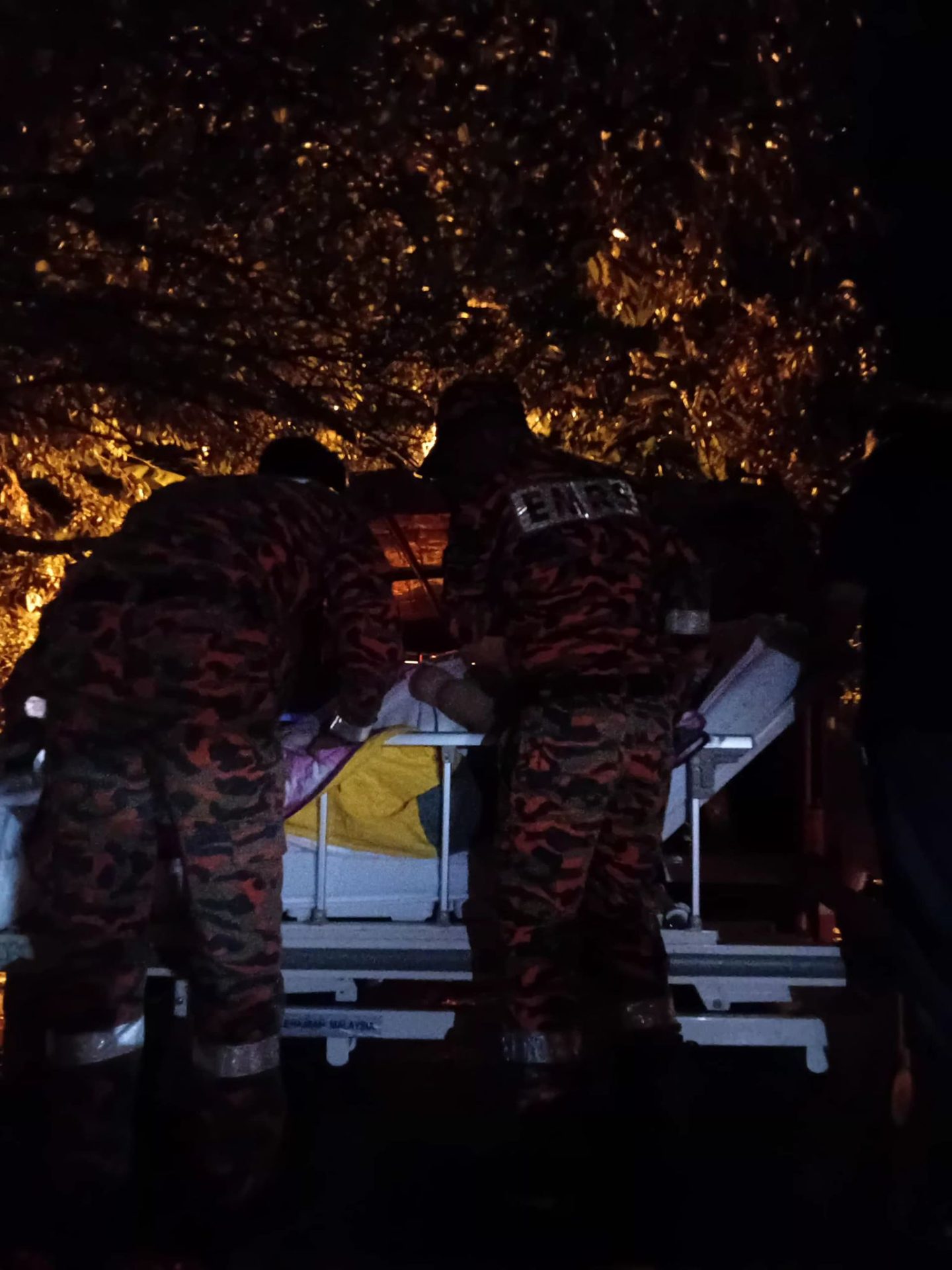 Firefighters send 300kg woman to hospital (1)