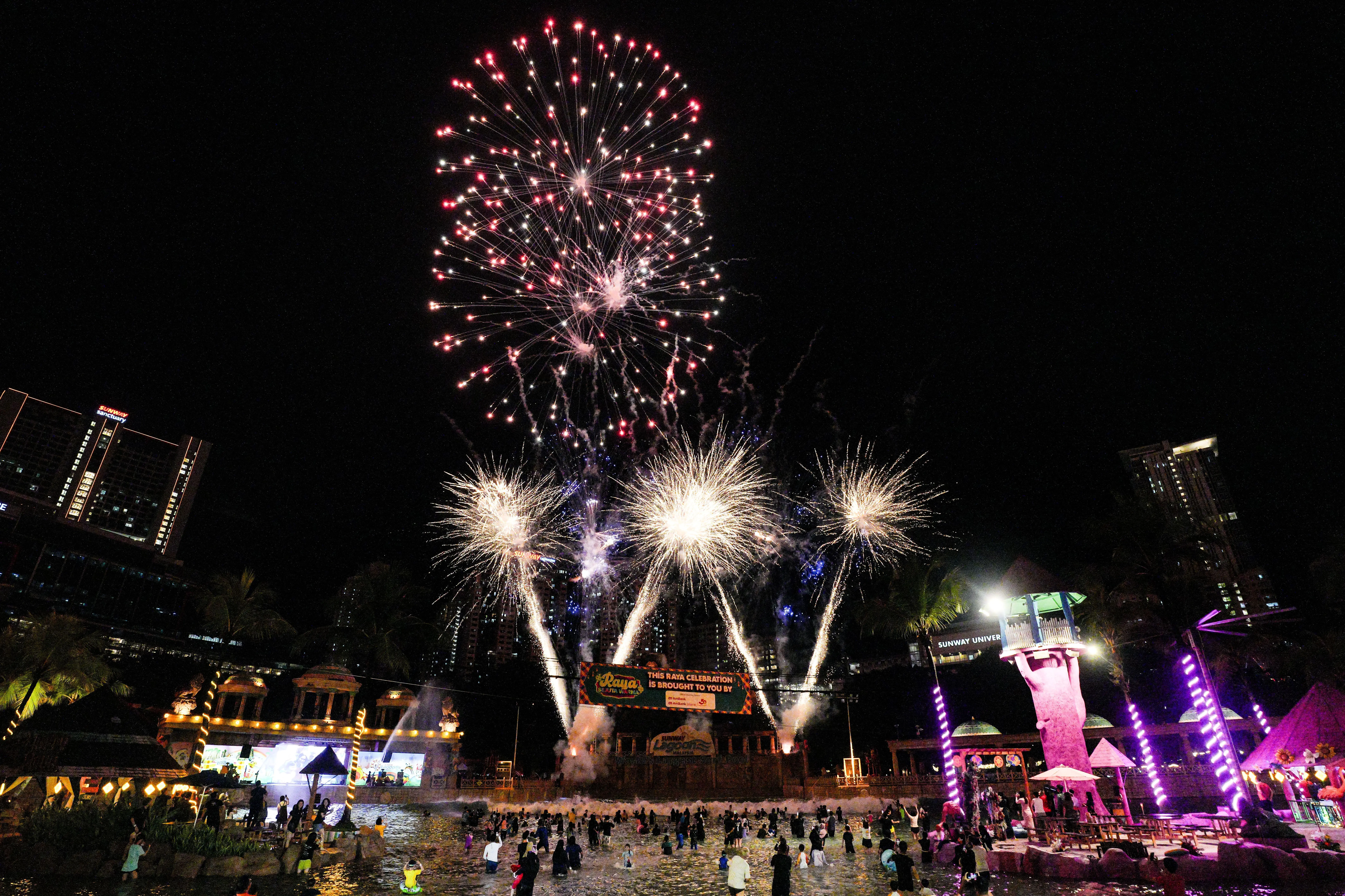 Fireworks RAYA SEJUTA WARNA