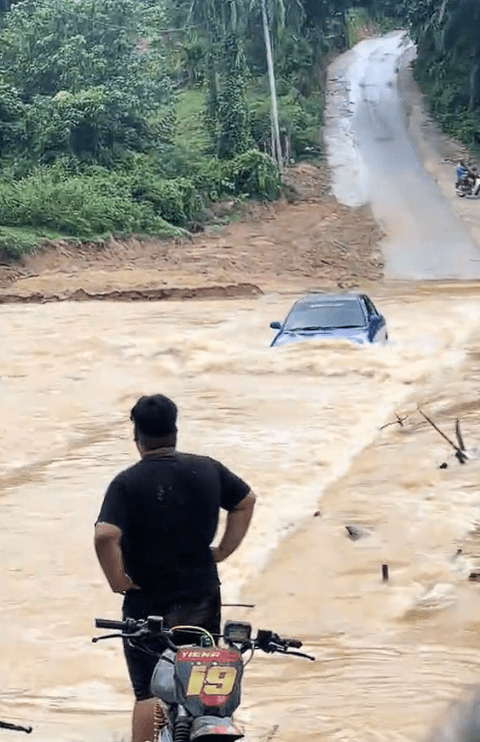 Flood water cover the head light Screenshot 2024-11-24 163557