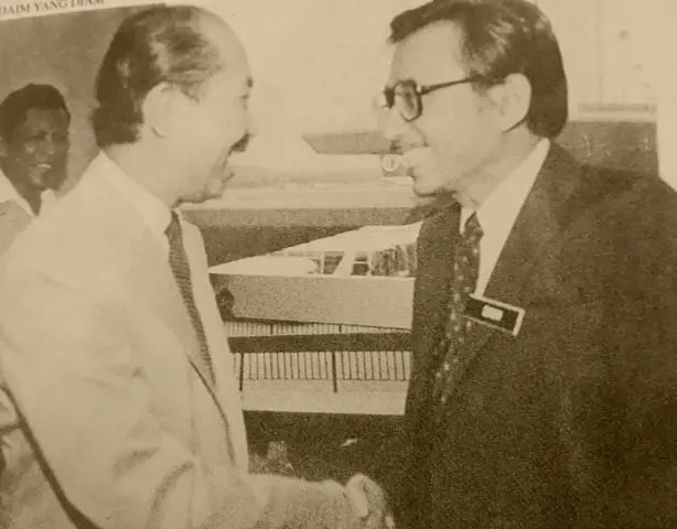 Daim Zainuddin taking hand with Ku Li