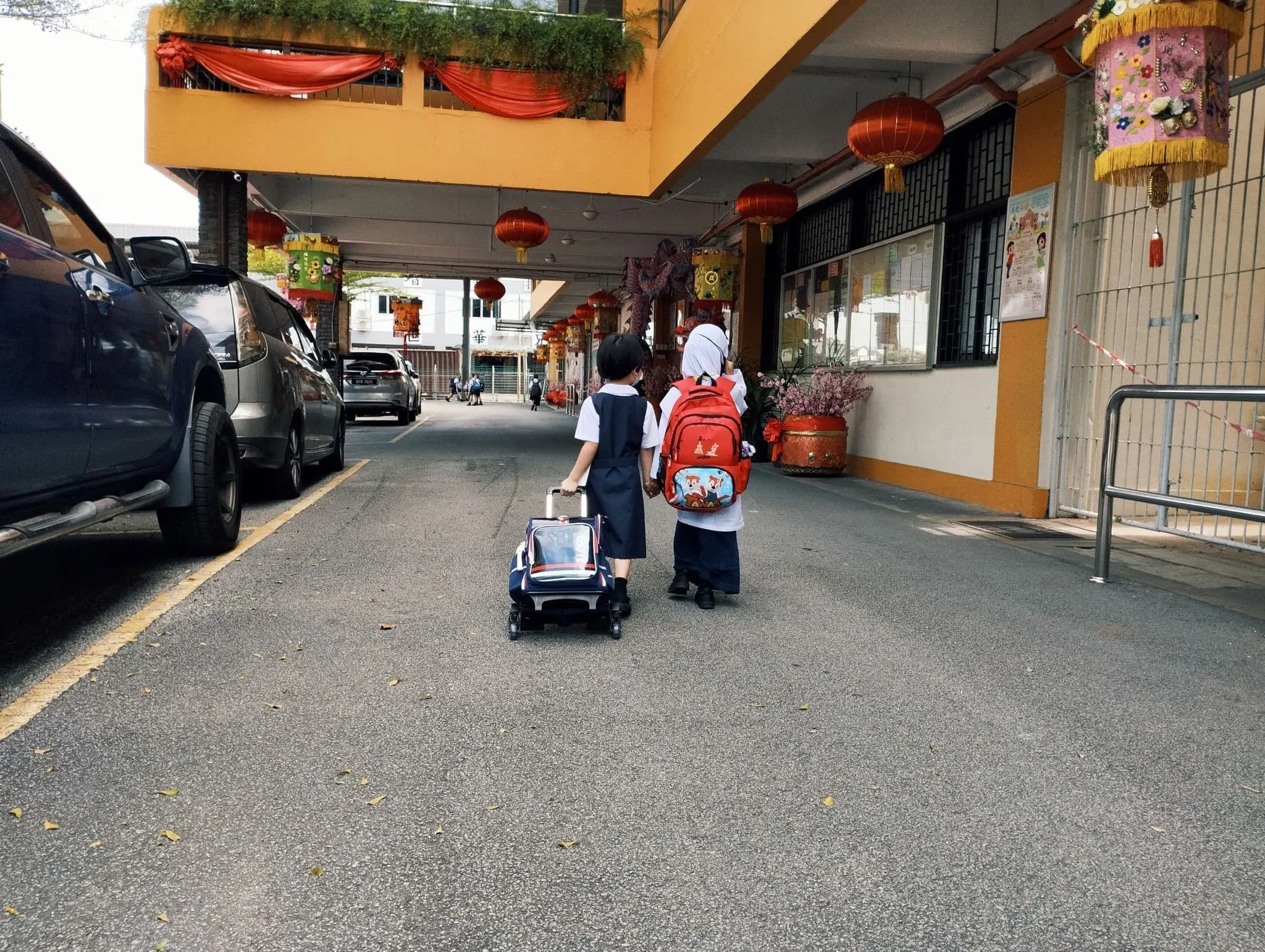 7yo M'sian girl holds classmate's hand at SJKC Yu Hua Kajang