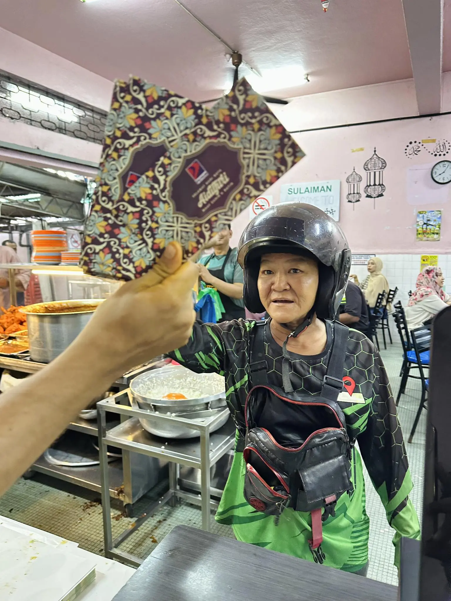 GrabFood Rider Auntie duit raya