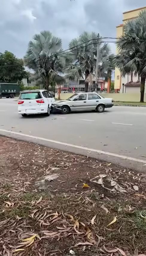 Grand Livina and Corolla in road rage incident