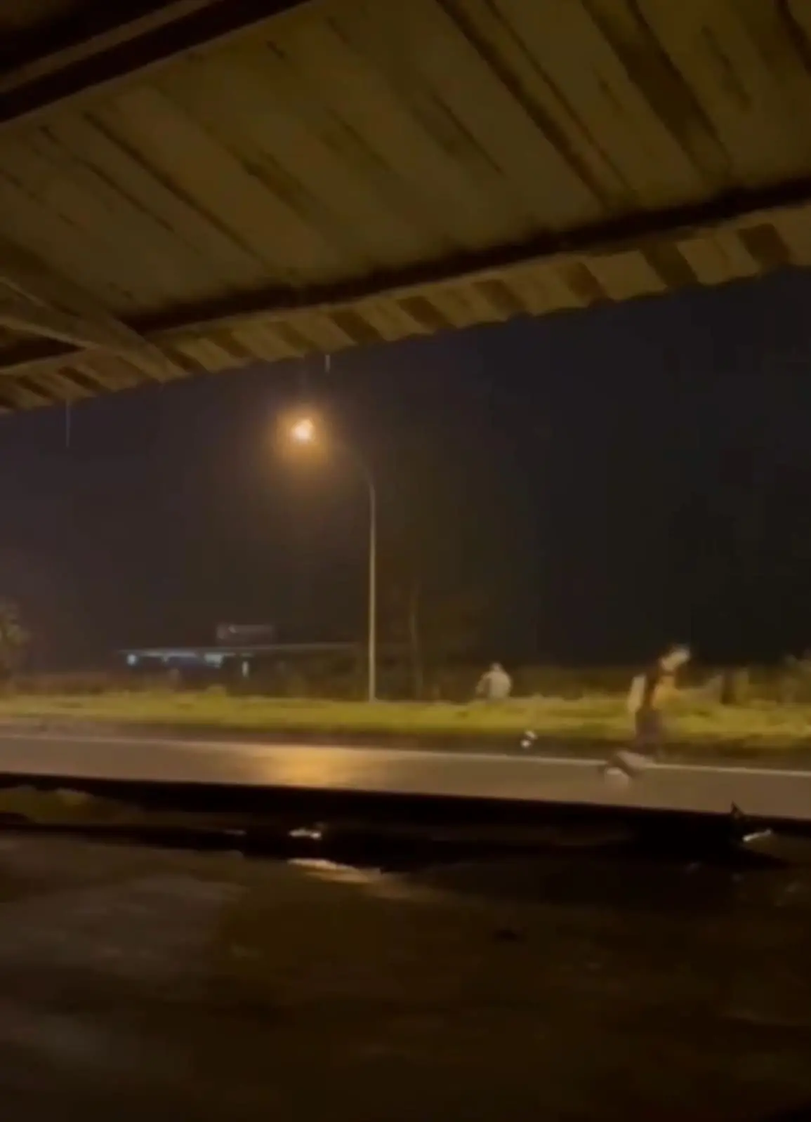 Group Of Men Run In Panic After Waving At M’sian Police Patrol Car In The Rain 